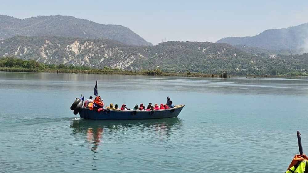 Baisakhi 2026: नंगल में उमड़ी भारी भीड़, सतलुज झील में श्रद्धालुओं का स्नान