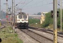 गेटमैन की कमी बनी चुनौती, सरपंच रोज संभालते हैं रेलवे फाटक और देते हैं हरी झंडी