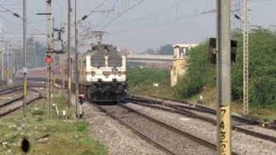 गेटमैन की कमी बनी चुनौती, सरपंच रोज संभालते हैं रेलवे फाटक और देते हैं हरी झंडी