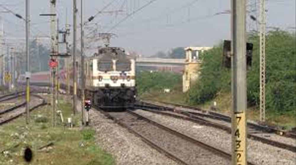 गेटमैन की कमी बनी चुनौती, सरपंच रोज संभालते हैं रेलवे फाटक और देते हैं हरी झंडी