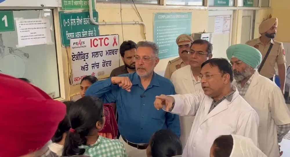 अस्पताल पहुंचकर मंत्री ने जानी हकीकत, महिला मरीजों की समस्याएं सुनीं