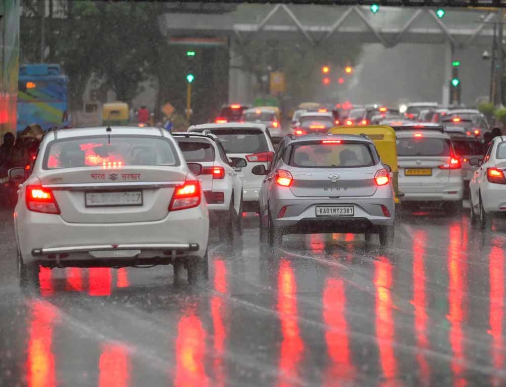 मौसम ने ली करवट: बारिश से सुहावना हुआ माहौल, आंधी का अलर्ट जारी