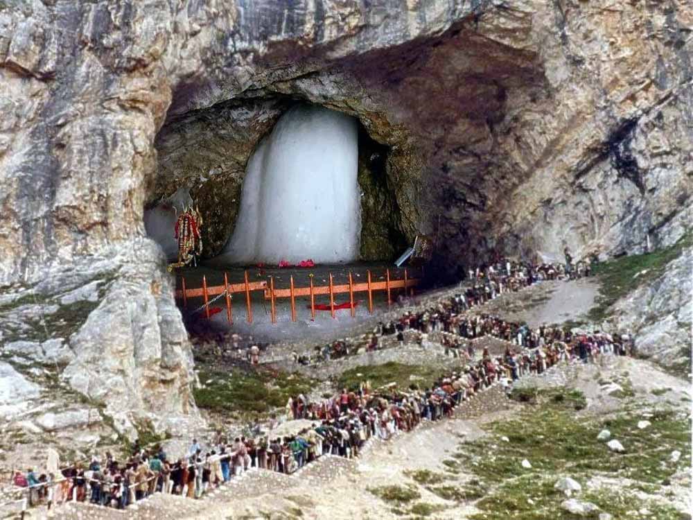 Amarnath Yatra Registration Rush: जालंधर में श्रद्धालुओं की भीड़, बैंक के बाहर लंबी लाइनें
