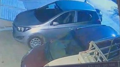 CCTV में कैद वारदात: एक्टिवा पर आए बदमाशों ने कारों की खिड़कियां तोड़कर की चोरी