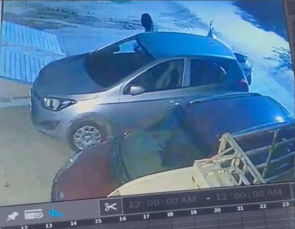 CCTV में कैद वारदात: एक्टिवा पर आए बदमाशों ने कारों की खिड़कियां तोड़कर की चोरी