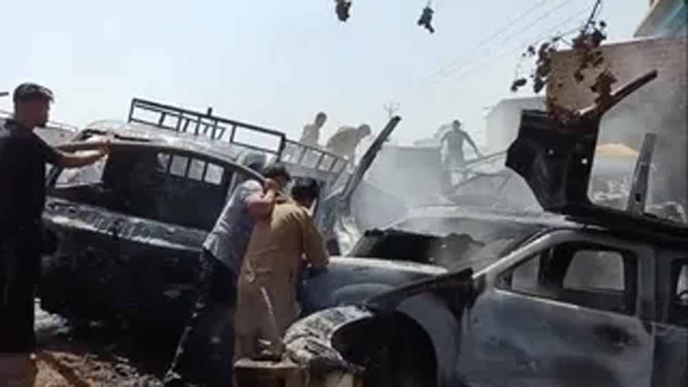 वर्कशॉप के बाहर भीषण आग: मोगा में कटर की चिंगारी से कई वाहन जले