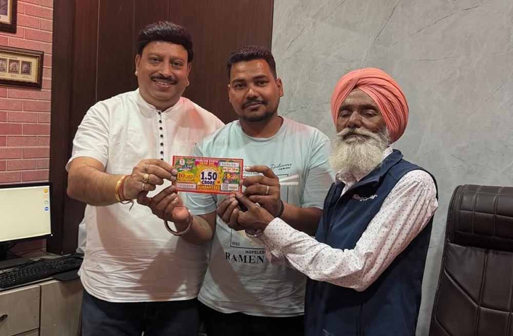 रातों-रात बदली जिंदगी: ढोलक वादक को लगी 1.5 करोड़ की लॉटरी, बना करोड़पति