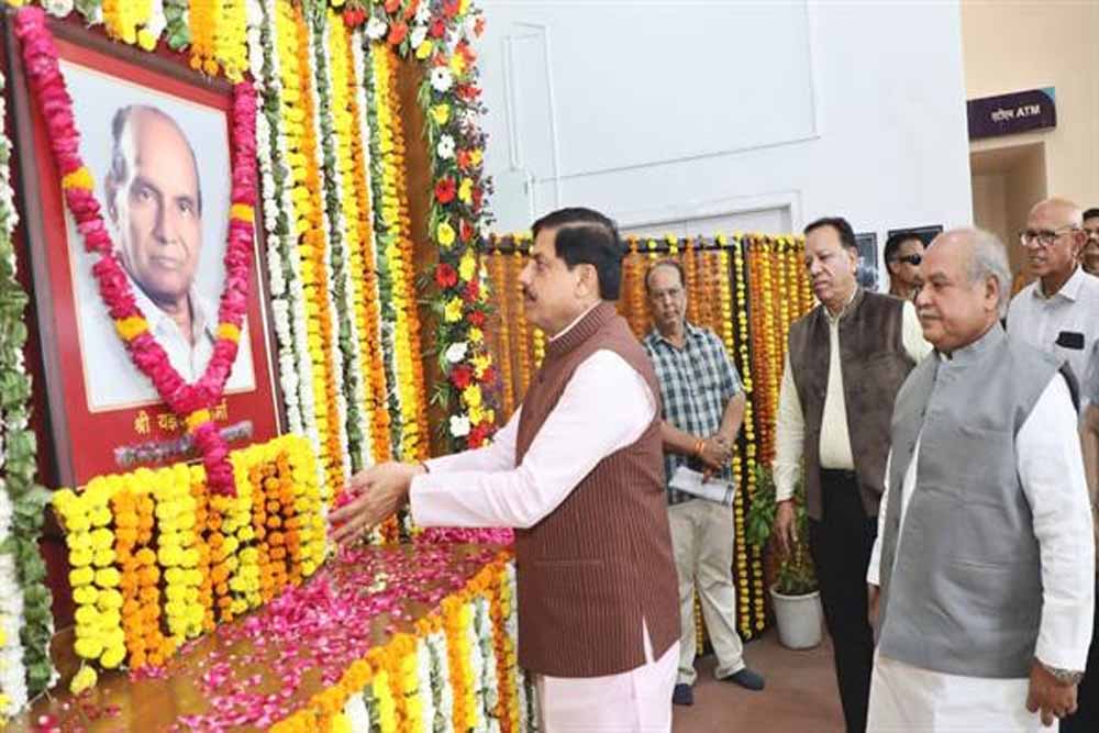 मुख्यमंत्री डॉ. यादव ने विधानसभा के पूर्व अध्यक्ष यज्ञदत्त शर्मा की जयंती पर पुष्पांजलि अर्पित की