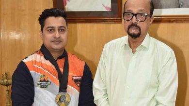 राज्यपाल डेका ने स्वर्ण पदक विजेता आर्मरेसलर मंत झा को दी बधाई राज्यपाल रमेन डेका