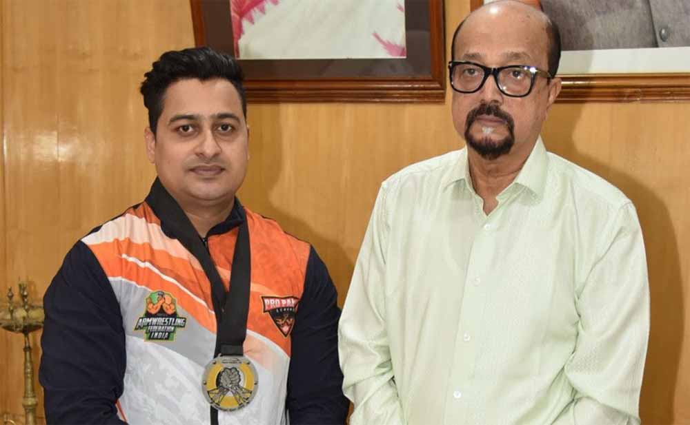 राज्यपाल डेका ने स्वर्ण पदक विजेता आर्मरेसलर मंत झा को दी बधाई राज्यपाल रमेन डेका