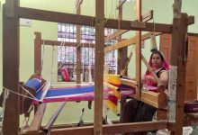 गांव की महिलाओं ने हाथ करघे को बनाया आत्मनिर्भरता का जरिया, जानें सफलता का राज