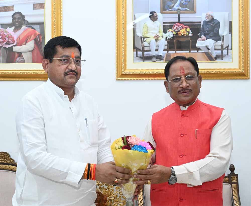 मुख्यमंत्री से उत्तरप्रदेश के राज्यमंत्री रामकेश निषाद ने सौजन्य मुलाकात की