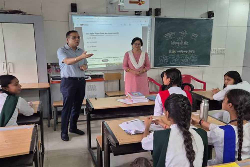 संचालक राज्य शिक्षा केन्द्र सहित अन्य अधिकारी पहुंचे स्कूल, विद्यार्थियों से किया संवाद