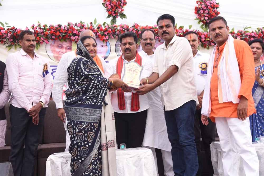 कुर्मी भवन जामगांव(एम) में डोम शेड और मंच बनाने की घोषणा की