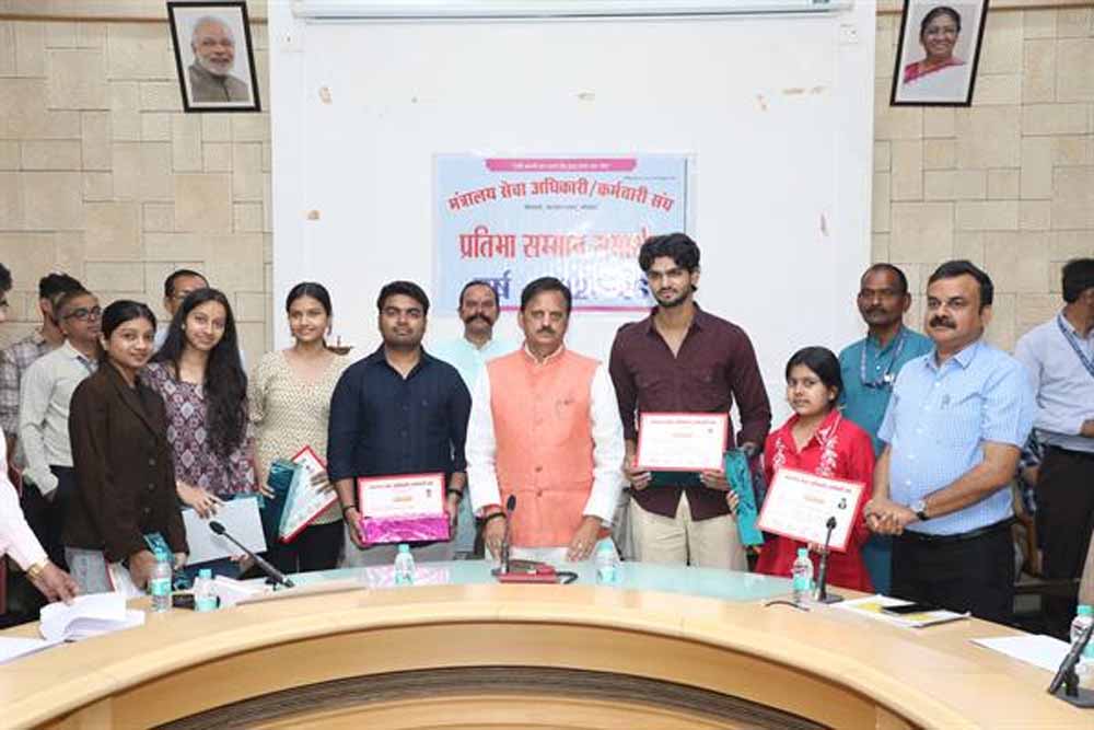 मंत्रालय सेवा अधिकारी-कर्मचारी संघ द्वारा आयोजित प्रतिभा सम्मान समारोह में हुए शामिल