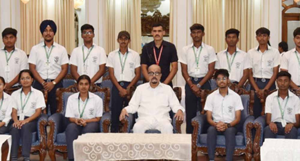 विद्यार्थियों ने देखा लोकतंत्र का केंद्र, राज्यपाल रमेन डेका से की खास मुलाकात