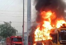 टायर फटने से वीडियोकोच बस में लगी आग, पुलिस ने कांच तोड़ 21 यात्रियों को बचाया