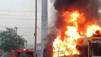 टायर फटने से वीडियोकोच बस में लगी आग, पुलिस ने कांच तोड़ 21 यात्रियों को बचाया