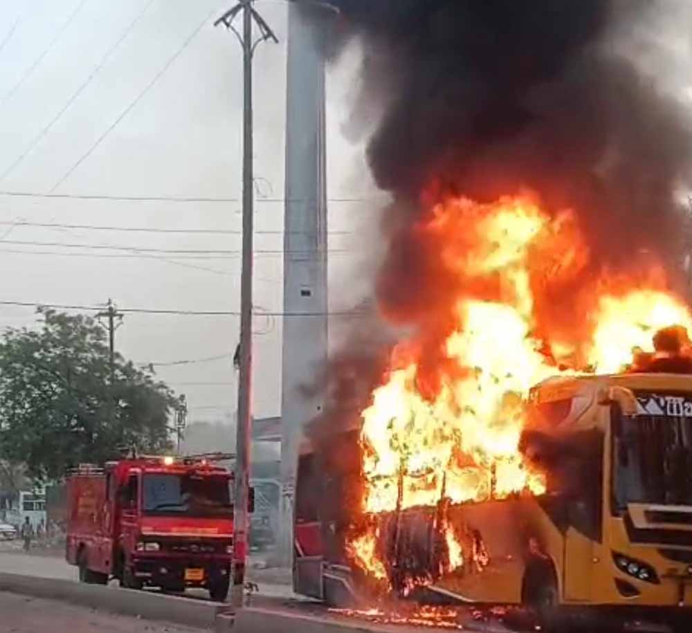 टायर फटने से वीडियोकोच बस में लगी आग, पुलिस ने कांच तोड़ 21 यात्रियों को बचाया
