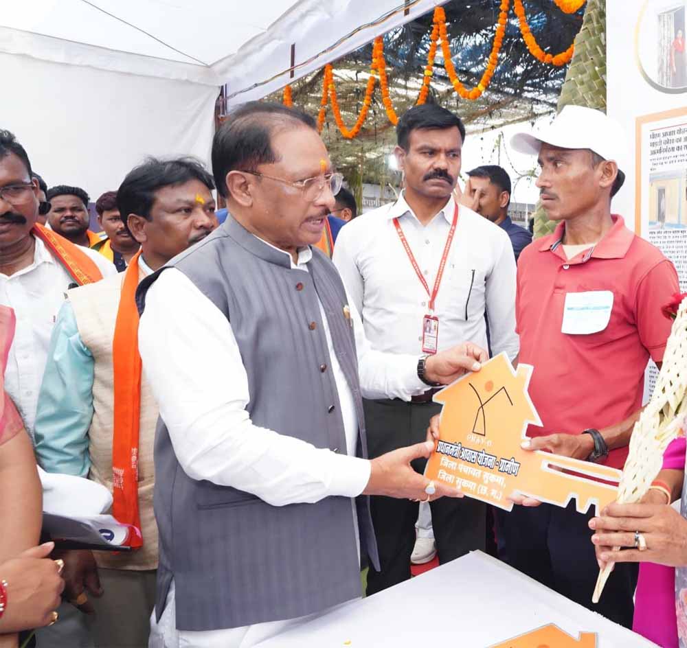 सिलगेर के माड़वी कोसा की मेहनत रंग लाई: अपने हाथों से बनाया घर, CM ने सौंपी खुशियों की चाबी