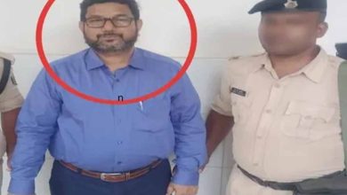 निगरानी का शिकंजा: 2.5 लाख रिश्वत के साथ विश्वविद्यालय के सहायक कुल सचिव पकड़े गए