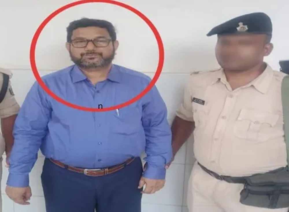 निगरानी का शिकंजा: 2.5 लाख रिश्वत के साथ विश्वविद्यालय के सहायक कुल सचिव पकड़े गए