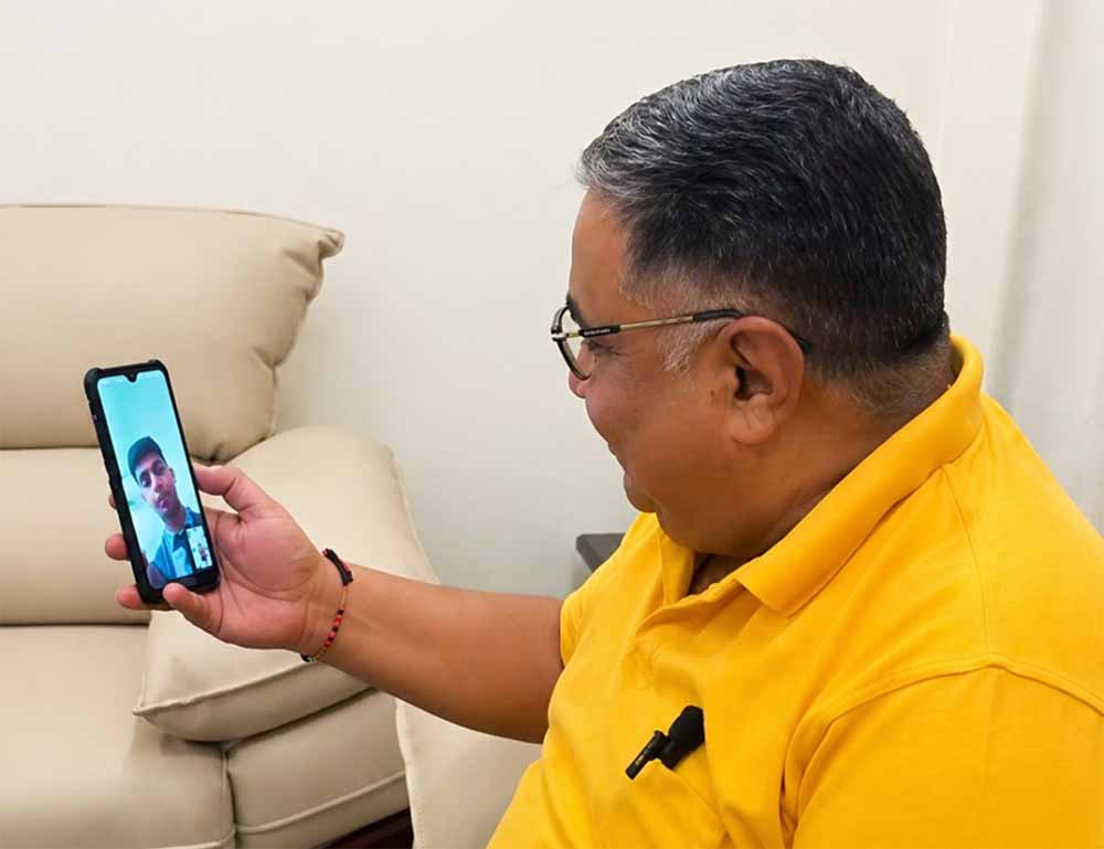पेंड्रा के मेधावी विद्यार्थियों से वीडियो कॉल पेंड्रा के मेधावी विद्यार्थियों से वीडियो कॉल