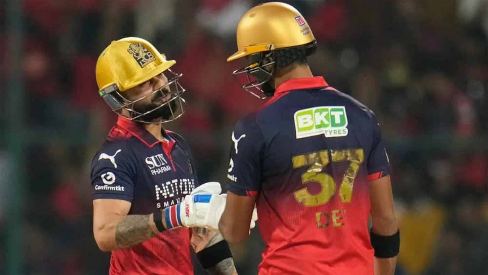 RCB पर संकट! टिम डेविड का विकेट गिरा, अक्षर पटेल ने दिलाई बड़ी सफलता