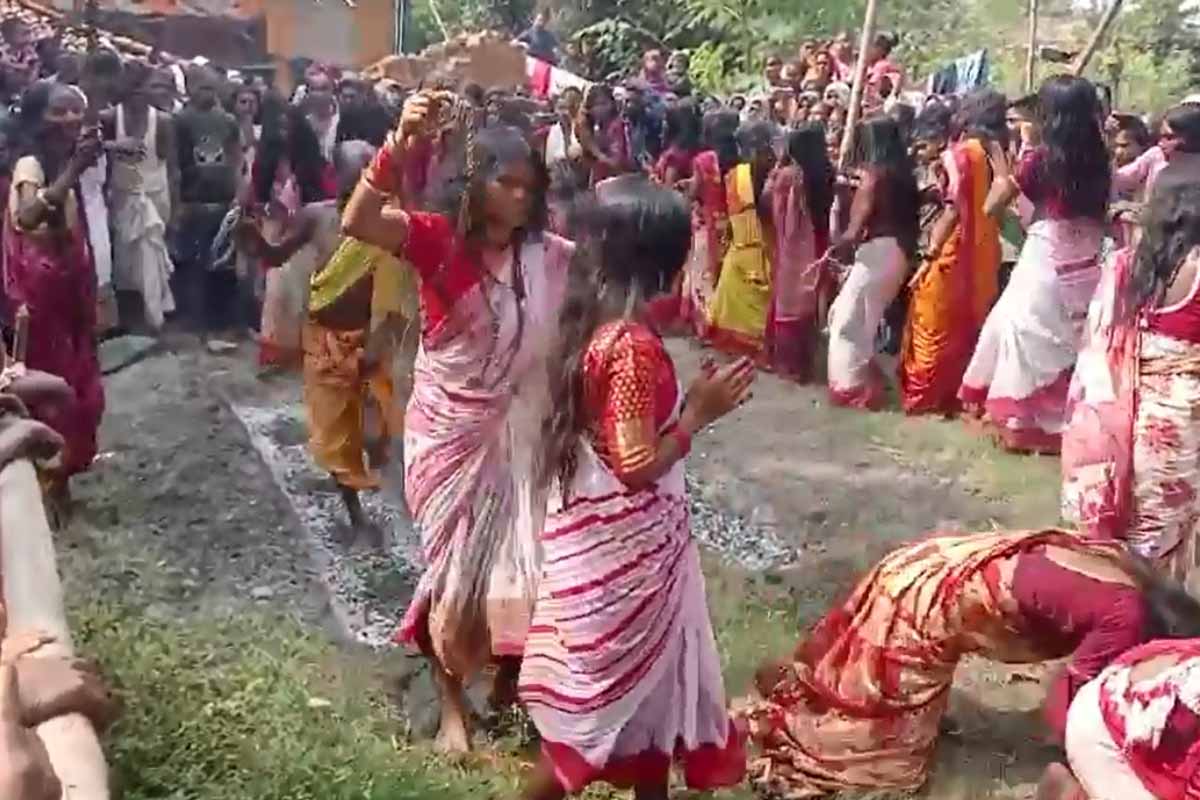 कुचाई शिव मंदिर में हठभक्ति का अद्भुत नजारा, महिलाओं समेत सैकड़ों भक्तों ने आग पर चलकर निभाई आस्था