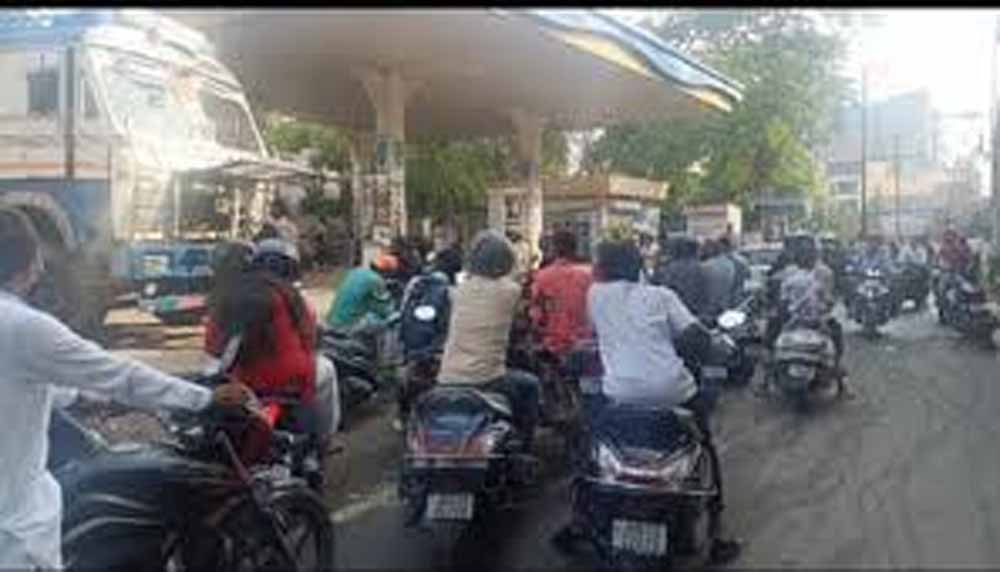 ईंधन संकट की आशंका से रांची में हड़कंप, लोग भरवा रहे टंकियां फुल