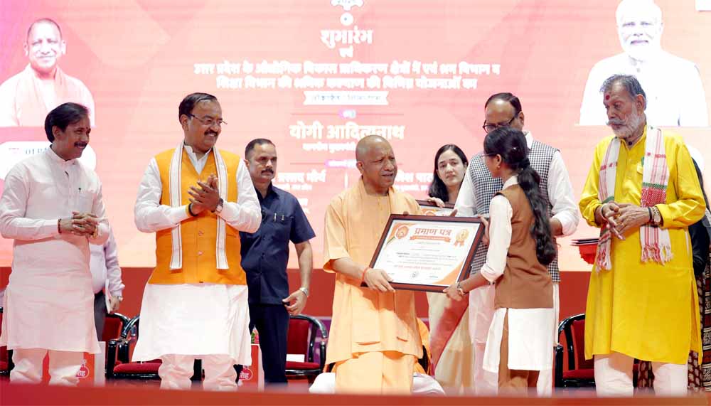 सीएम योगी के हाथों सम्मान पाकर अभिलाषा बोलीं- 'डॉक्टर बनना है सपना'