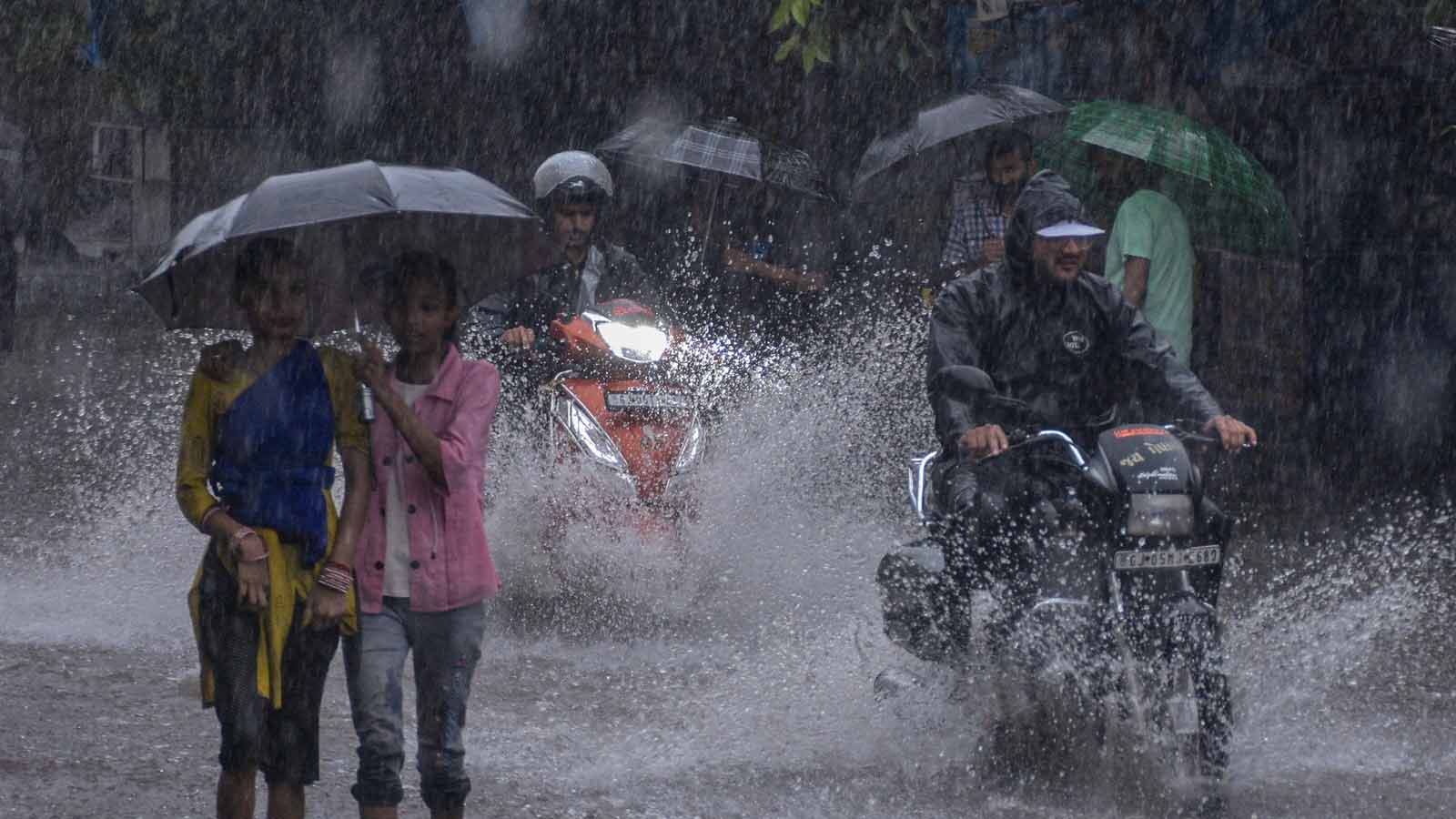 कई जिलों में गरज-चमक के साथ हल्की से मध्यम बारिश का अनुमान