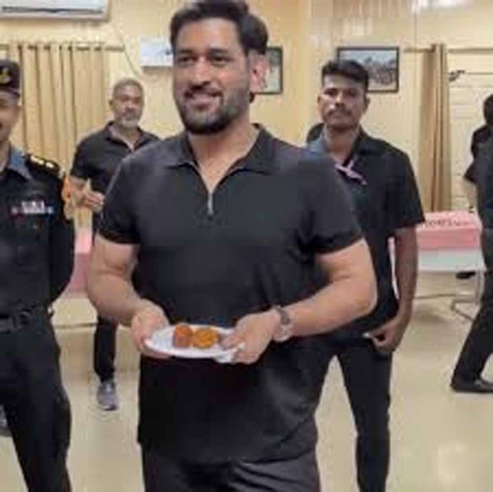 MS Dhoni ने NSG कमांडोज के साथ की शूटिंग प्रैक्टिस, IPL 2026 में वापसी को लेकर बढ़ी उम्मीदें MS Dhoni ने NSG कमांडोज के साथ की शूटिंग प्रैक्टिस, IPL 2026 में वापसी को लेकर बढ़ी उम्मीदें