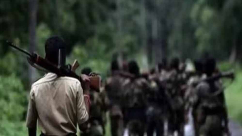 5 लाख की इनामी महिला माओवादी पोडियम लक्ष्मी ने दिया समर्पण, सीमा क्षेत्र में थी सक्रिय 5 लाख की इनामी महिला माओवादी पोडियम लक्ष्मी ने दिया समर्पण, सीमा क्षेत्र में थी सक्रिय