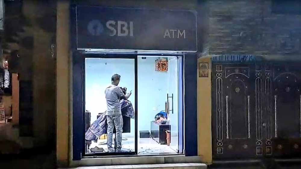 बाहर ATM, अंदर नाई की दुकान! कैश लेने गए लोग वीडियो देखकर चौंके