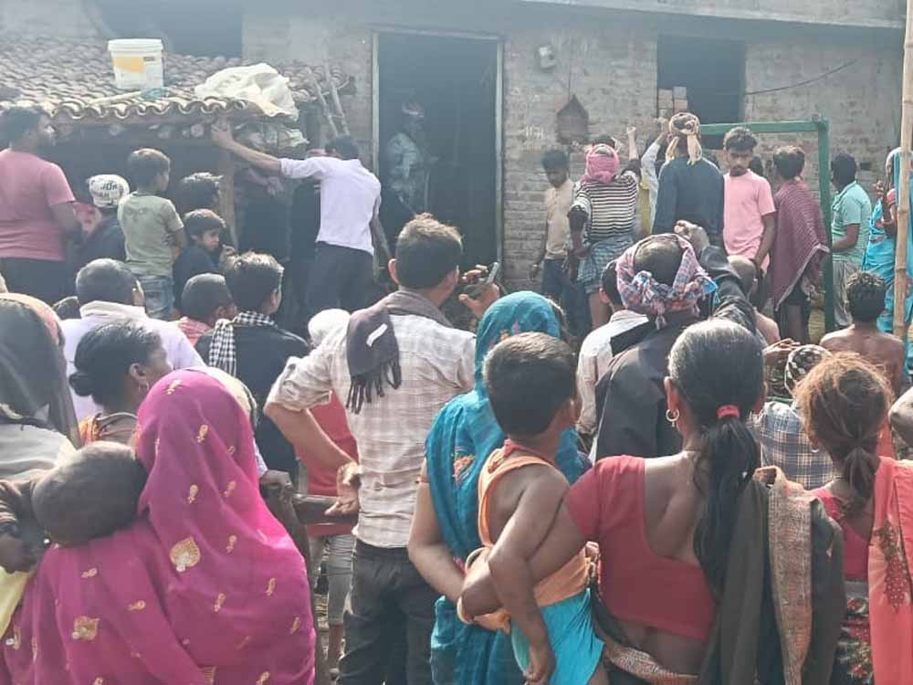 नईटांड गांव में अजीब घटनाएं: कपड़े जलने से लेकर धुएं तक, खुला आसमान बना ठिकाना