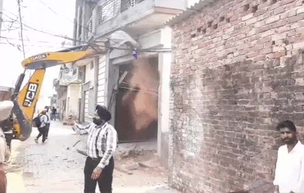 ड्रग माफिया पर प्रशासन सख्त: गंभीर मामलों में आरोपी तस्कर के अवैध निर्माण पर चला बुलडोजर ड्रग माफिया पर प्रशासन सख्त: गंभीर मामलों में आरोपी तस्कर के अवैध निर्माण पर चला बुलडोजर