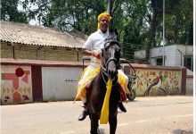 सुनील यादव का अलग अंदाज, घोड़े पर सवार होकर पहुंचे दफ्तर, सोशल मीडिया पर वायरल हुआ वीडियो