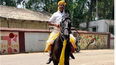 सुनील यादव का अलग अंदाज, घोड़े पर सवार होकर पहुंचे दफ्तर, सोशल मीडिया पर वायरल हुआ वीडियो