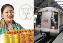 मेट्रो और डीटीसी बस में सफर कर सीएम का संदेश, Delhi Metro से ईंधन बचाने की अपील