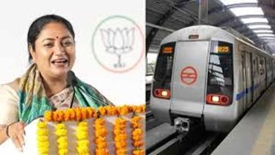 मेट्रो और डीटीसी बस में सफर कर सीएम का संदेश, Delhi Metro से ईंधन बचाने की अपील