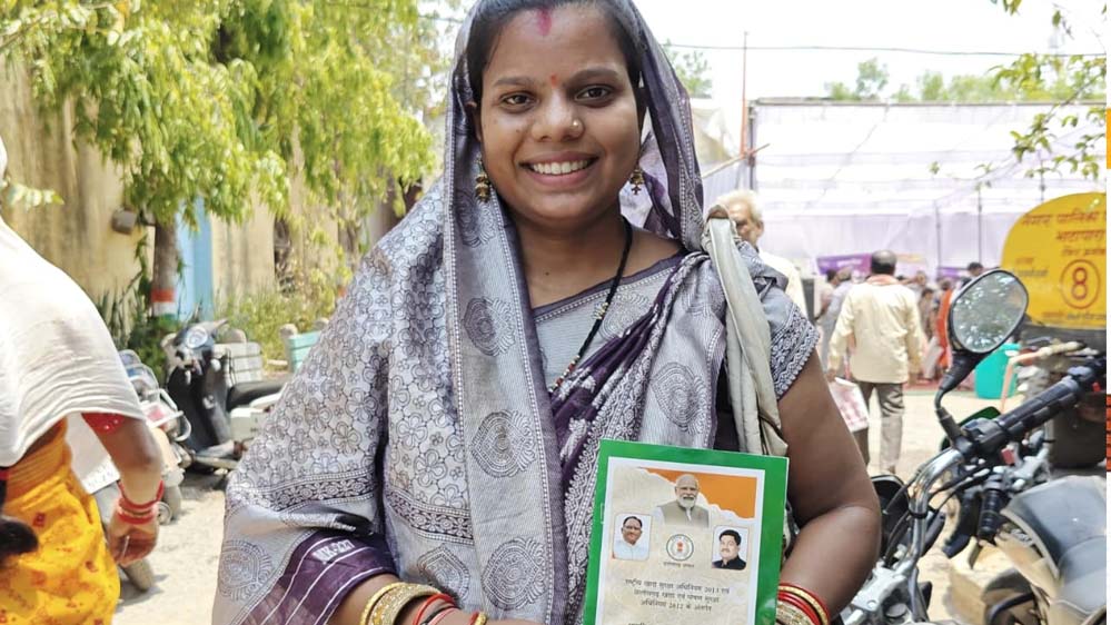 सफलता की कहानी: सुनीता जायसवाल को मौके पर मिला राशन कार्ड, चेहरे पर लौटी खुशी सफलता की कहानी: सुनीता जायसवाल को मौके पर मिला राशन कार्ड, चेहरे पर लौटी खुशी