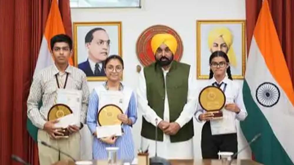 12वीं के मेधावी छात्रों को CM मान का सम्मान, टॉपर्स और पेरेंट्स से करेंगे मुलाकात 12वीं के मेधावी छात्रों को CM मान का सम्मान, टॉपर्स और पेरेंट्स से करेंगे मुलाकात