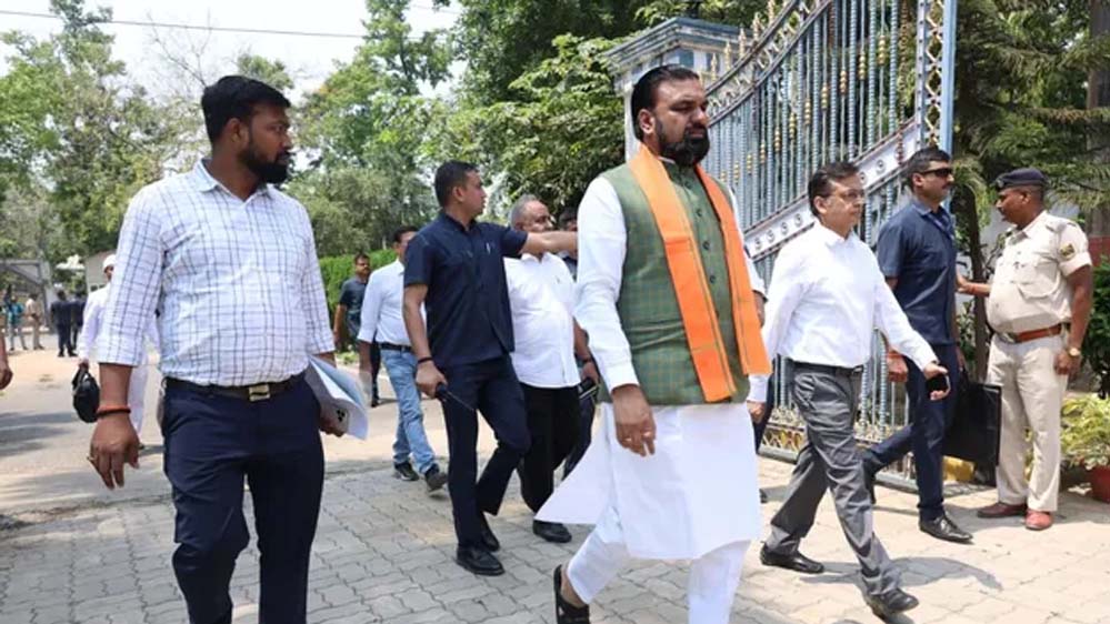 काफिला छोटा करने के बाद CM का नया संदेश, पैदल पहुंचे सचिवालय काफिला छोटा करने के बाद CM का नया संदेश, पैदल पहुंचे सचिवालय