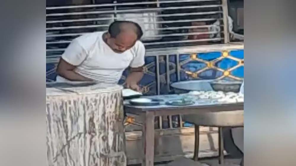 सहारनपुर में शर्मनाक हरकत! रोटी पर थूकने का वीडियो वायरल, होटल के दो कर्मचारी पकड़े गए