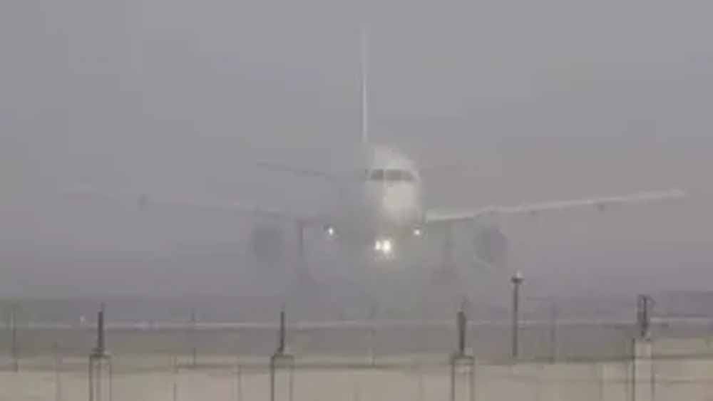 लो विजिबिलिटी के कारण अंतरराष्ट्रीय और घरेलू उड़ानों का लखनऊ में इमरजेंसी लैंडिंग