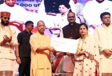 CM योगी से चेक पाकर भावुक हुए अनुदेशक, बोले- सरकार ने हमें सम्मान दिया