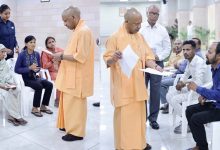 ‘जनता दर्शन’ में आए आमजनों से मिले सीएम योगी, हर आगंतुक की सुनीं समस्या