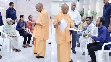‘जनता दर्शन’ में आए आमजनों से मिले सीएम योगी, हर आगंतुक की सुनीं समस्या
