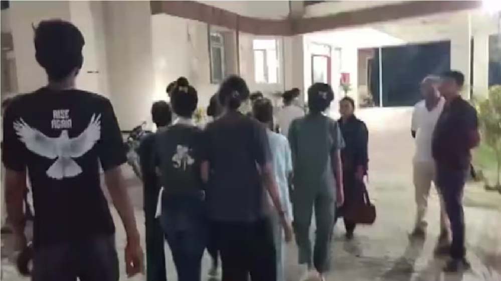 मंच के पीछे चल रहा था शोषण का नेटवर्क! बेतिया में ऑर्केस्ट्रा ग्रुप पर रेड, 6 नाबालिग मुक्त मंच के पीछे चल रहा था शोषण का नेटवर्क! बेतिया में ऑर्केस्ट्रा ग्रुप पर रेड, 6 नाबालिग मुक्त